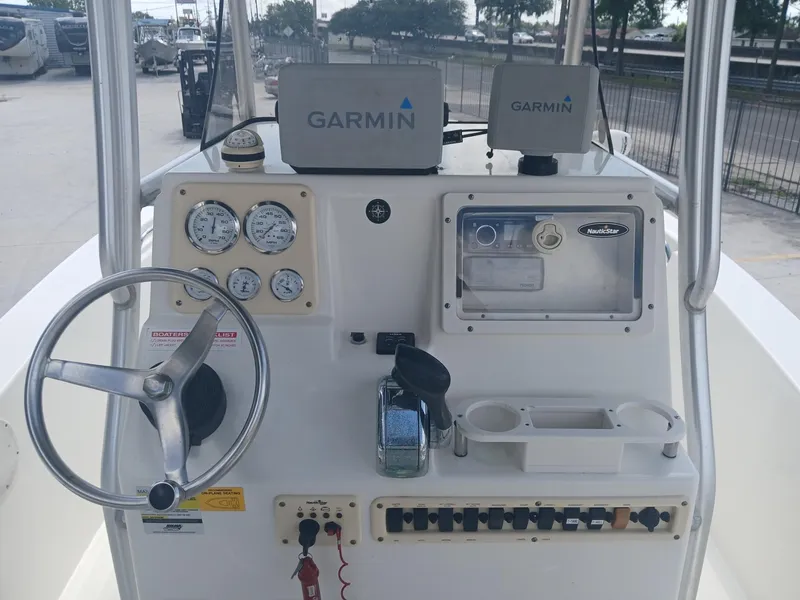Slide: The Image of 2007 NauticStar 22 CC OS boat dashboard with Garmin navigation system and controls. - 16