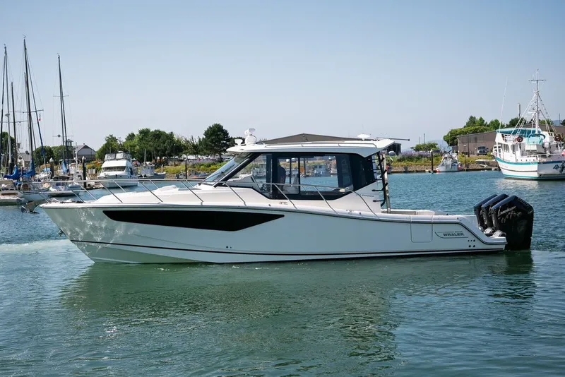 The Image of Boston Whaler 405 Conquest 2025 - 1
