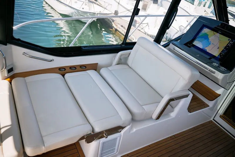 Slide: The Image of Boston Whaler 405 Conquest 2025 - 10