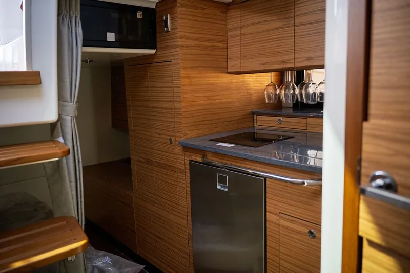 Slide: The Image of Boston Whaler 405 Conquest 2025 - 11