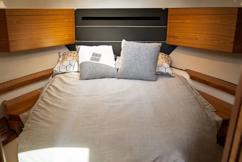 Slide: The Image of Boston Whaler 405 Conquest 2025 - 13