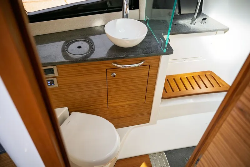 Slide: The Image of Boston Whaler 405 Conquest 2025 - 14