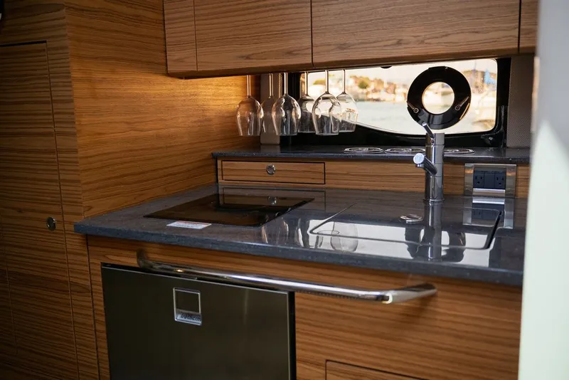 Slide: The Image of Boston Whaler 405 Conquest 2025 - 15