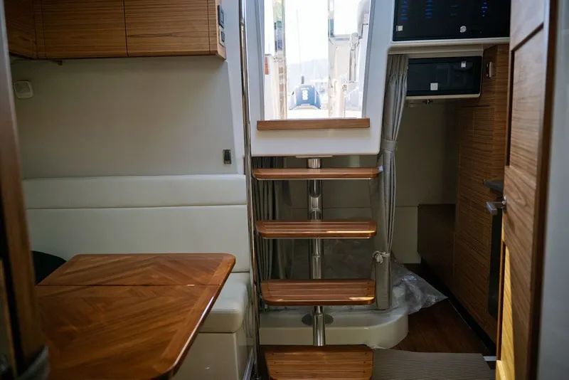 Slide: The Image of Boston Whaler 405 Conquest 2025 - 16