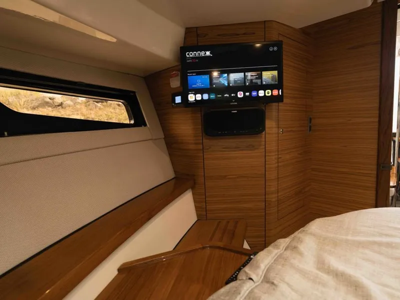 Slide: The Image of Boston Whaler 405 Conquest 2025 - 18