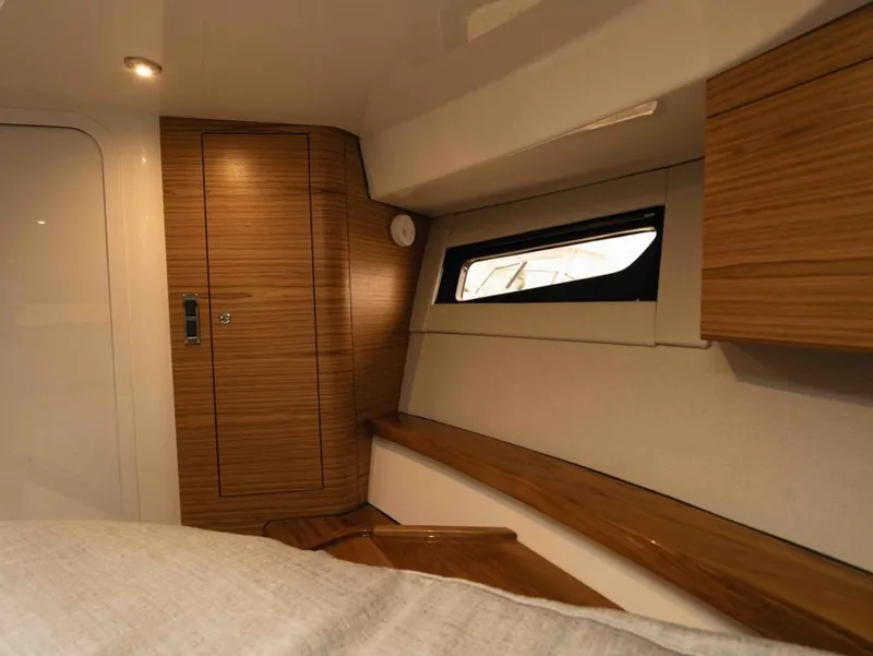 Slide: The Image of Boston Whaler 405 Conquest 2025 - 19