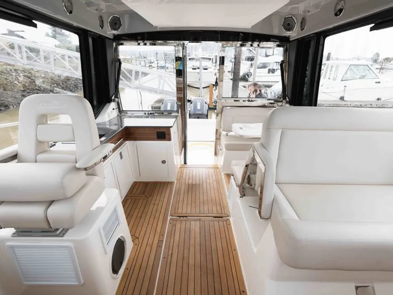 Slide: The Image of Boston Whaler 405 Conquest 2025 - 22
