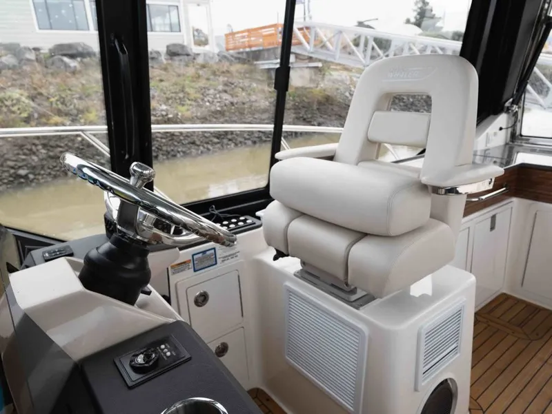 Slide: The Image of Boston Whaler 405 Conquest 2025 - 23