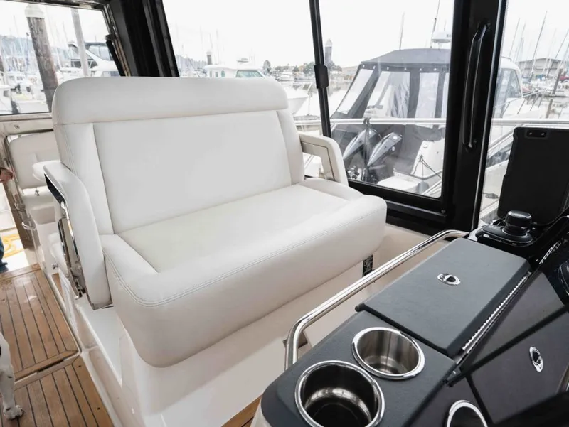 Slide: The Image of Boston Whaler 405 Conquest 2025 - 24