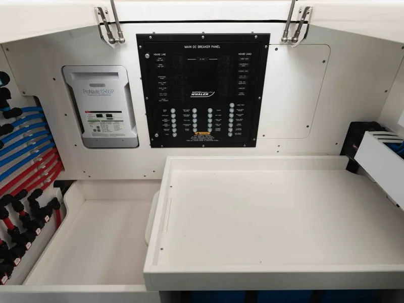 Slide: The Image of Boston Whaler 405 Conquest 2025 - 29