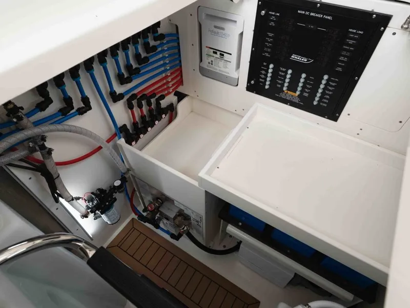 Slide: The Image of Boston Whaler 405 Conquest 2025 - 30