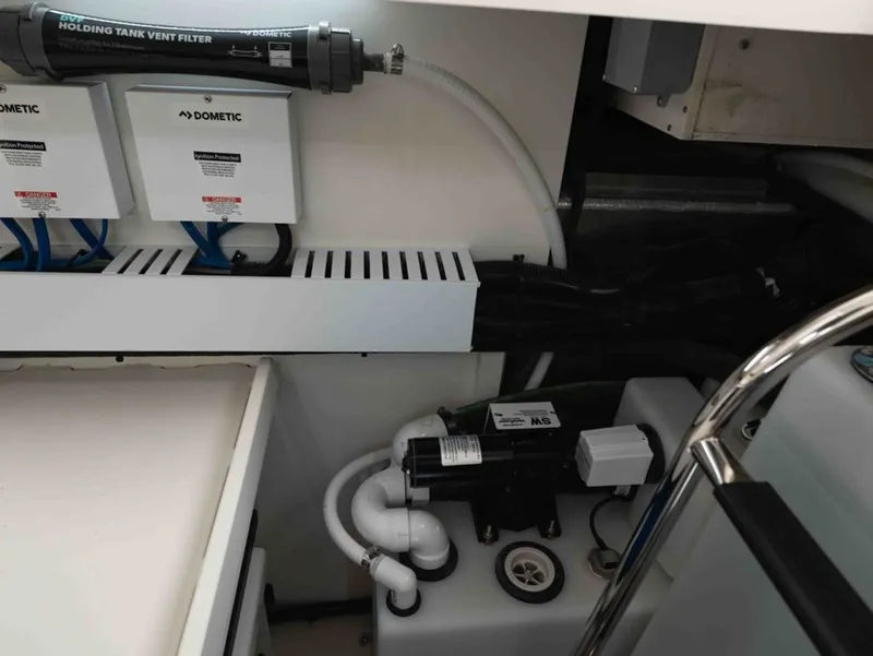 Slide: The Image of Boston Whaler 405 Conquest 2025 - 31