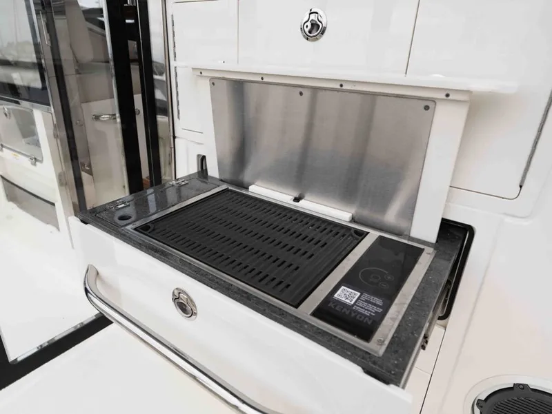 Slide: The Image of Boston Whaler 405 Conquest 2025 - 33