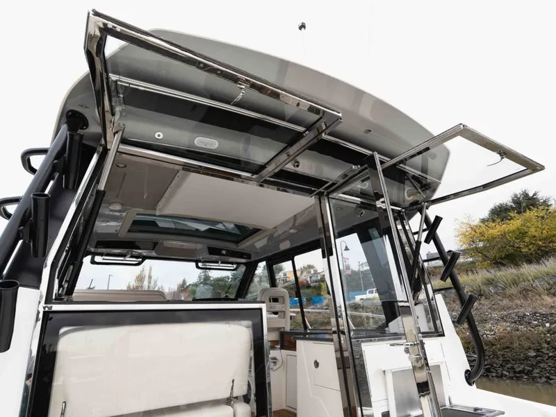 Slide: The Image of Boston Whaler 405 Conquest 2025 - 34