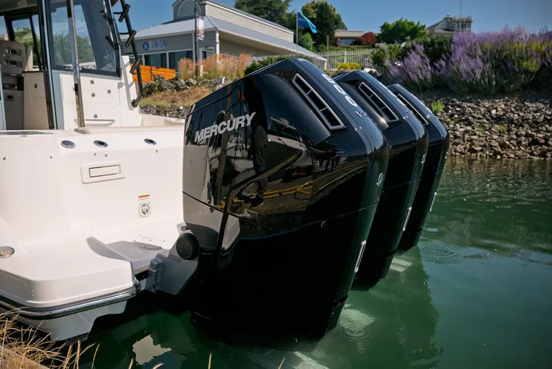 Slide: The Image of Boston Whaler 405 Conquest 2025 - 36