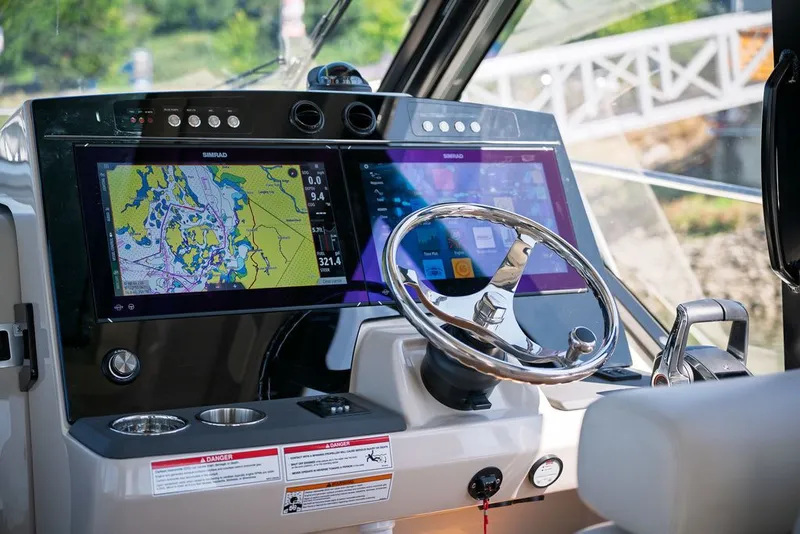 Slide: The Image of Boston Whaler 405 Conquest 2025 - 6