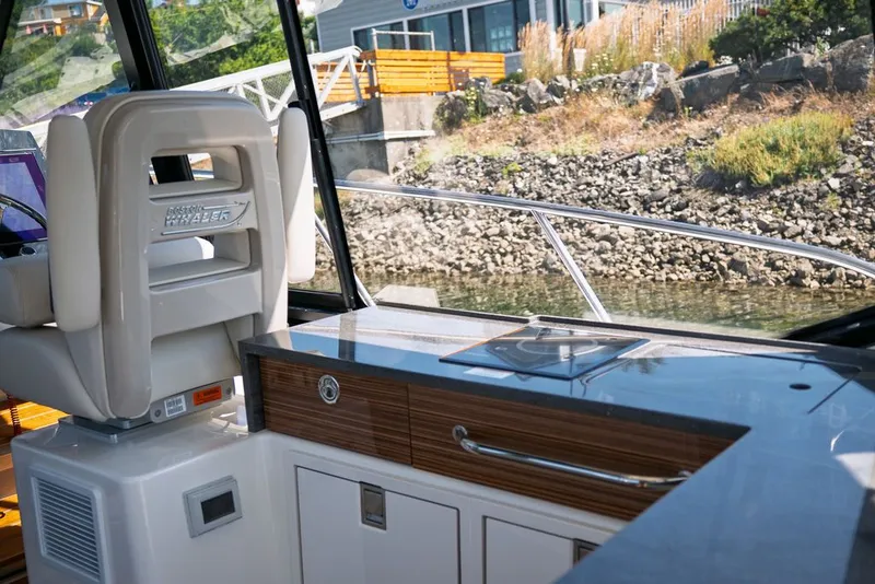 Slide: The Image of Boston Whaler 405 Conquest 2025 - 9