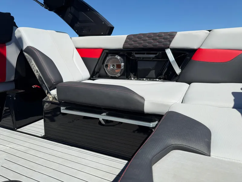 Slide: The Image of MasterCraft XT24 2022 - 18