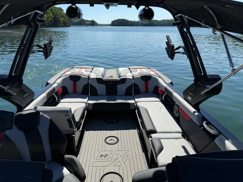 Slide: The Image of MasterCraft XT24 2022 - 30