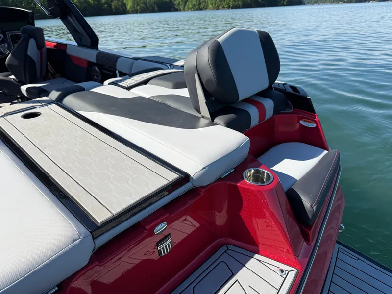 Slide: The Image of MasterCraft XT24 2022 - 32