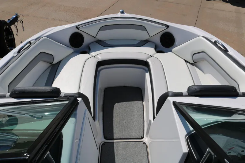 Slide: The Image of 2018 Yamaha Boats AR 195 interior with white cushioned seating and speakers. - 7