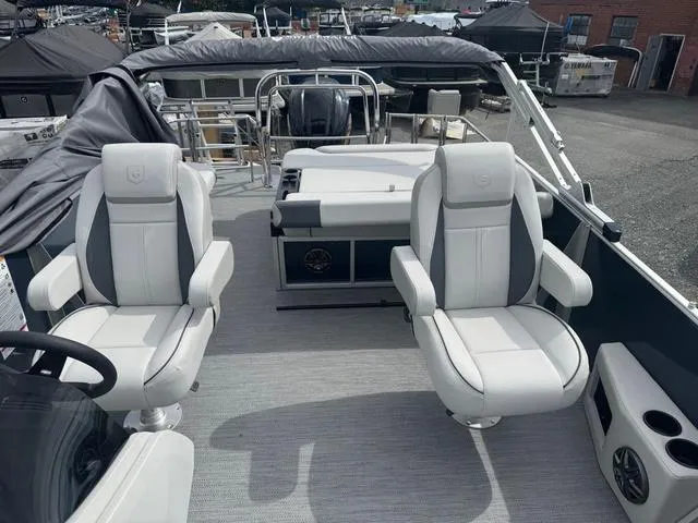 Slide: The Image of Godfrey Sweetwater 2286 SFL - Yamaha 250 SHO 2025 - 10