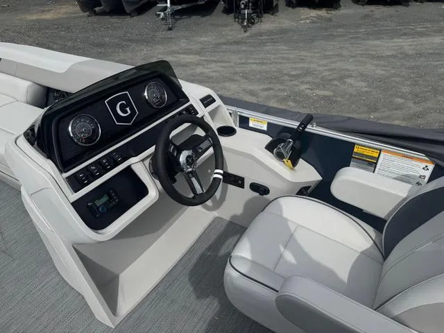 Slide: The Image of Godfrey Sweetwater 2286 SFL - Yamaha 250 SHO 2025 - 15