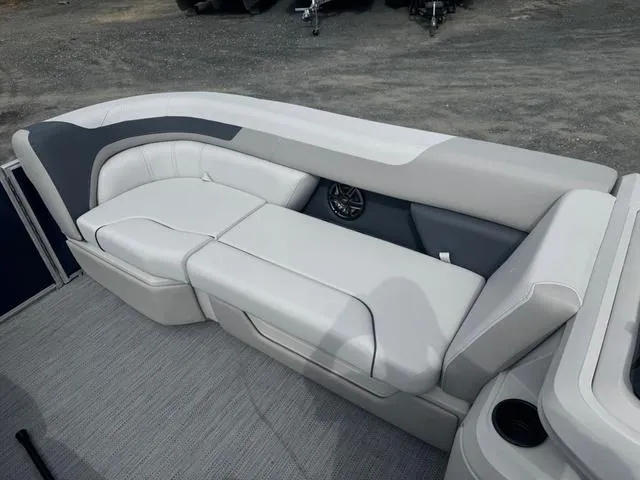 Slide: The Image of Godfrey Sweetwater 2286 SFL - Yamaha 250 SHO 2025 - 9