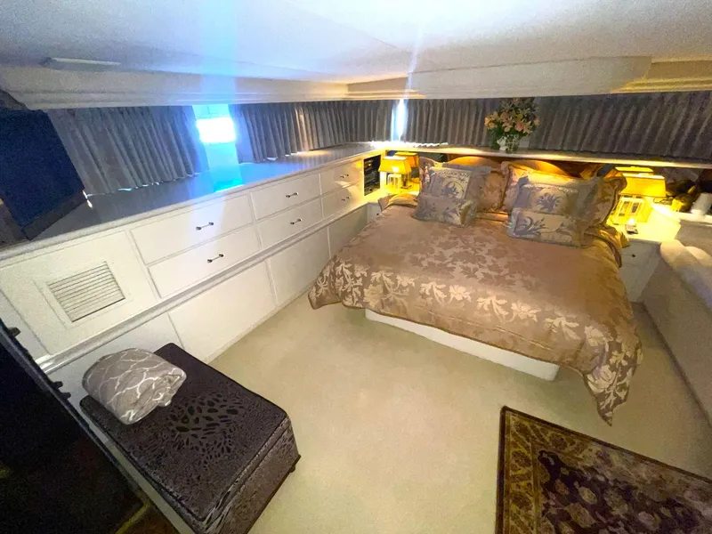 Slide: The Image of MASTER STATEROOM TO STBD. - 27