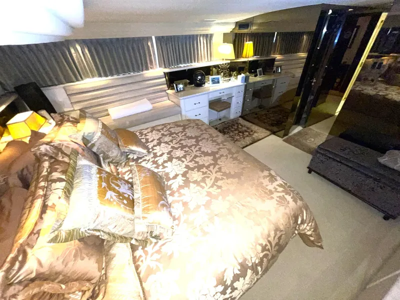 Slide: The Image of MASTER STATEROOM LOOKING FORWARD TO PORT - 29