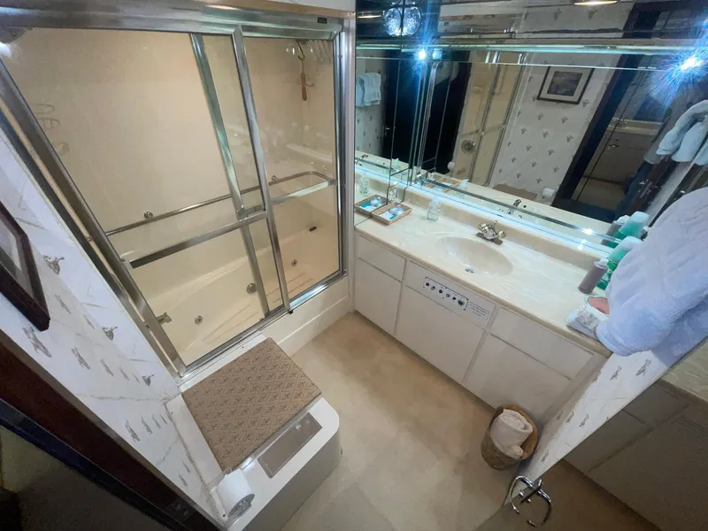 Slide: The Image of MASTER STATEROOM PRIVATE HEAD - 31