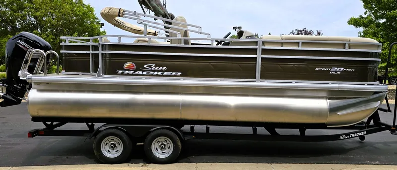 Slide: The Image of 2025 Sun Tracker SportFish 20 DLX pontoon boat on trailer, side view. - 5