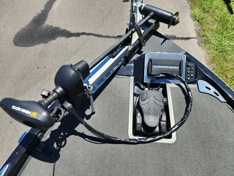 Slide: The Image of 2017 Ranger Z518 boat with Minn Kota trolling motor and Humminbird fish finder. - 10