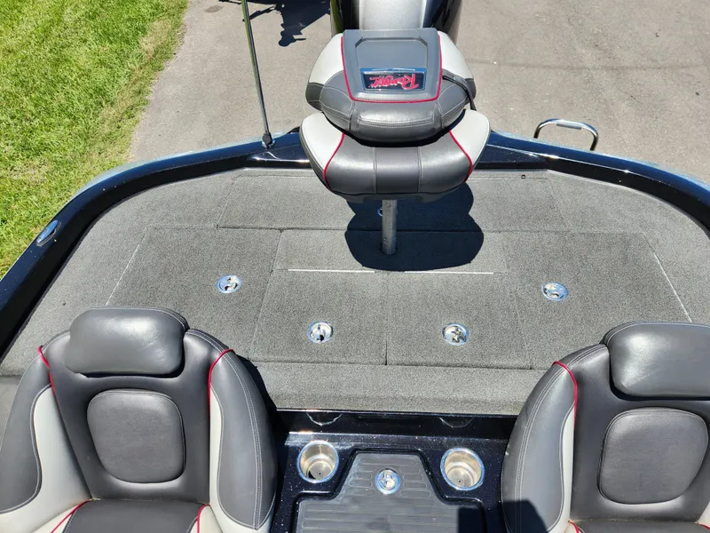 Slide: The Image of 2017 Ranger Z518 boat interior with two seats and a fishing platform. - 11