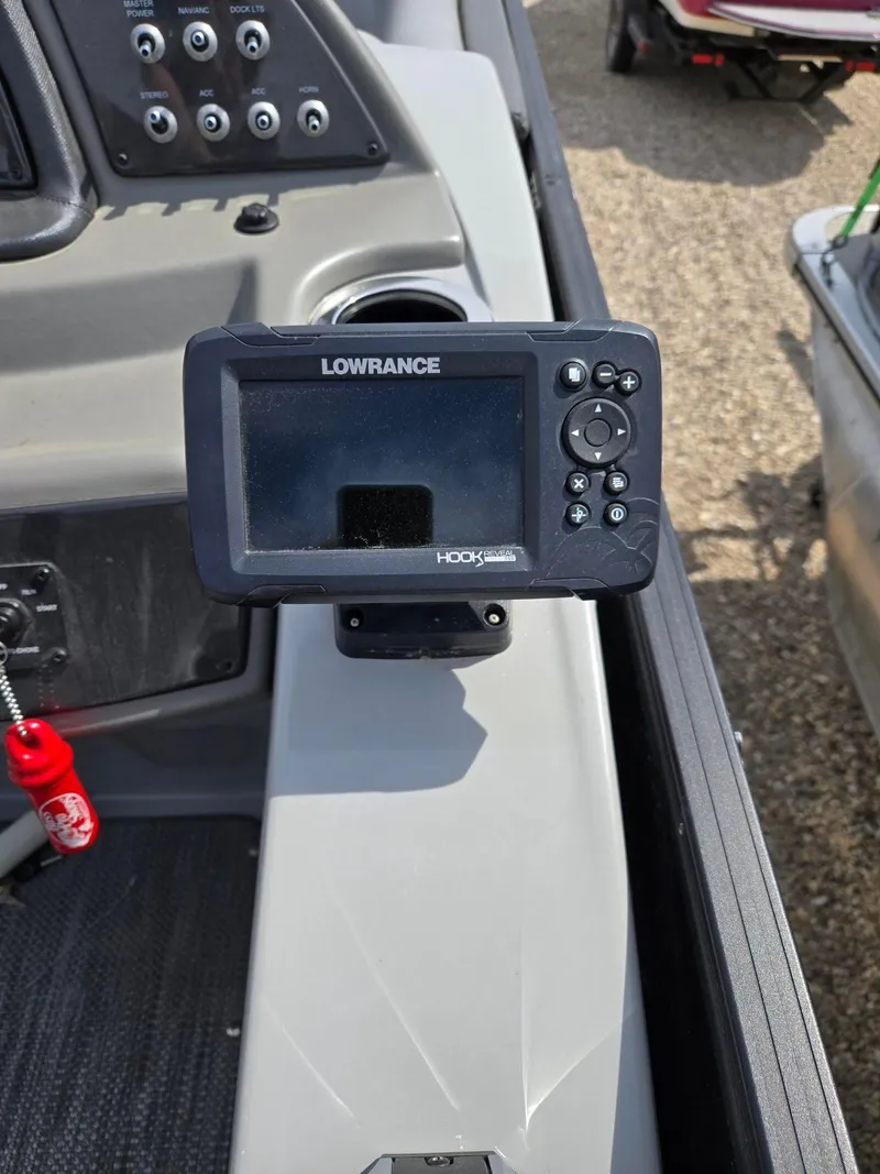 Slide: The Image of Fishfinder on 2021 Lowe Retreat 230 High Performance boat dashboard. - 19