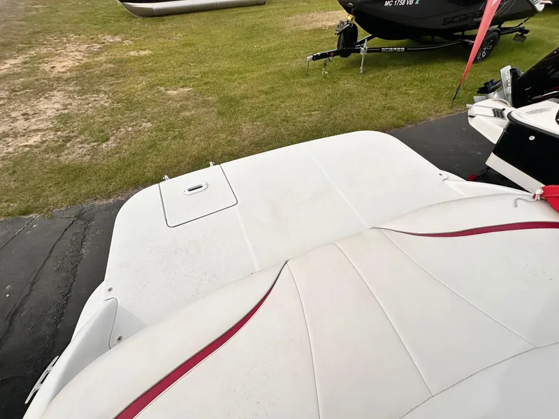 Slide: The Image of 2004 Four Winns 200 Horizon Open Bow boat, rear view on grass and pavement. - 8