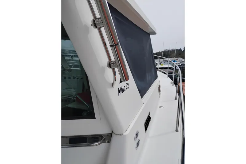 Slide: The Image of 2009 Albin 32 Tournament Express boat side view with railing and window. - 11