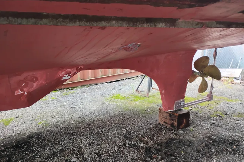 Slide: The Image of 2009 Albin 32 Tournament Express boat hull and propeller on gravel. - 66