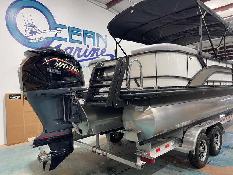 Slide: The Image of 2025 Bennington 25SSRSE pontoon boat with Yamaha outboard motor in showroom. - 11