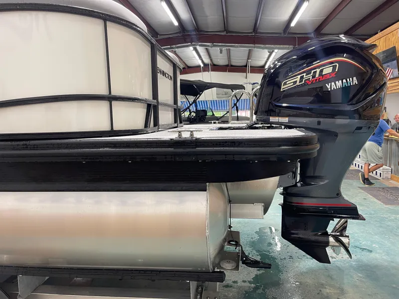 Slide: The Image of 2025 Bennington 25SSRSE pontoon boat with Yamaha SHO VMAX engine in a showroom. - 8