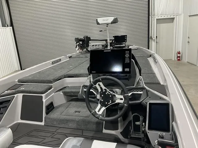 Slide: The Image of Skeeter FXR21L 2025 - 10