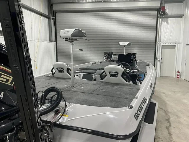 Slide: The Image of Skeeter FXR21L 2025 - 12