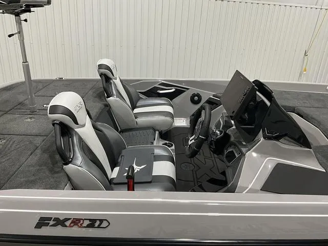 Slide: The Image of Skeeter FXR21L 2025 - 9