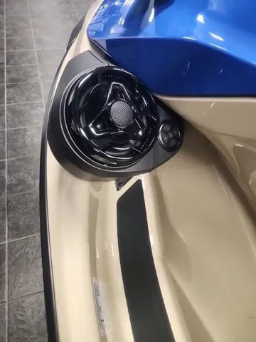 Slide: The Image of 2025 Sea-Doo Waverunner Wake™ 170 with BRP Premium Audio system, close-up view. - 15