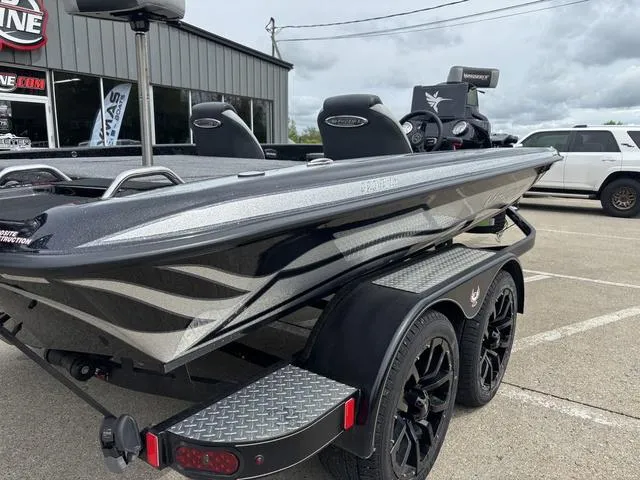 Slide: The Image of Phoenix Bass Boat 920 Elite 2025 - 3
