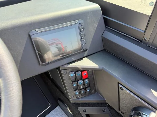 Slide: The Image of Alumacraft Competitor 205X Sport 2025 - 20