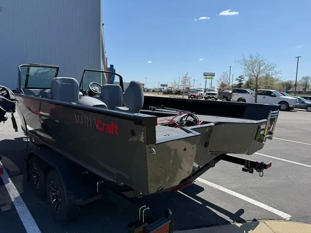 Slide: The Image of Alumacraft Competitor 205X Sport 2025 - 4