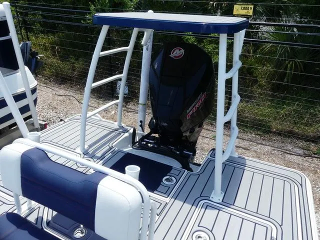 Slide: The Image of Mako 18 Pro Skiff Patriot Edition 2025 - 12