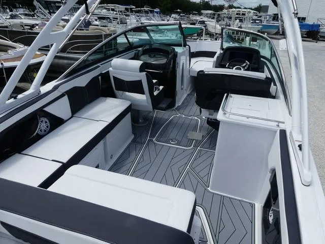 Slide: The Image of Monterey 255SS 2025 - 10