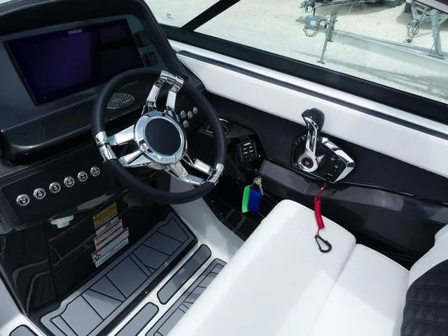 Slide: The Image of Monterey 255SS 2025 - 15